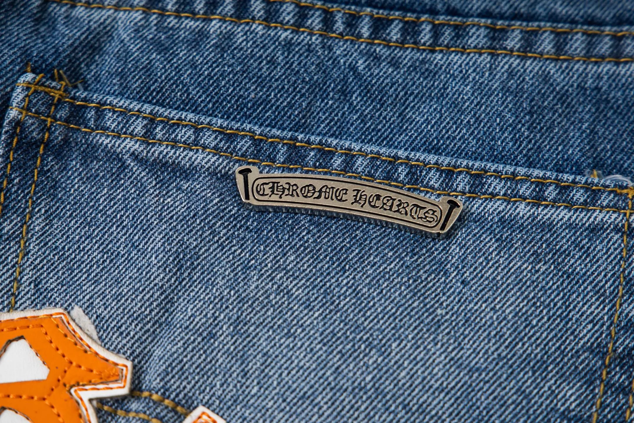 P260 Chrome Hearts light blue pants, Sanskrit yellow and white patchwork leather jeans. CH jeans need to be washed before being dismantled and then hand-stitched with sheepskin cross leather and then spliced ​​together. The whole piece has too many craftsmanship to explain. The patchwork is decorated with cross flowers, and the high-waisted washed jeans! ! Absolutely high-end luxury products, god-level single products and super popular products, made with top heavy industry, a must-see magic weapon. Customized hardware. The fabric is thick and soft after washing. It has good breathability. Customized small leather label. Unique design. The details are simple and elegant, and the workmanship is exquisite. The entire trousers are neatly routed and the details are in place! It’s so cool that both men and women can easily control the genderless trend! Style number: 1804# Color: blue Size: 28 30 32 34